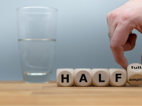 老闆說你的表現＂not half bad”，到底是好，還是不好？